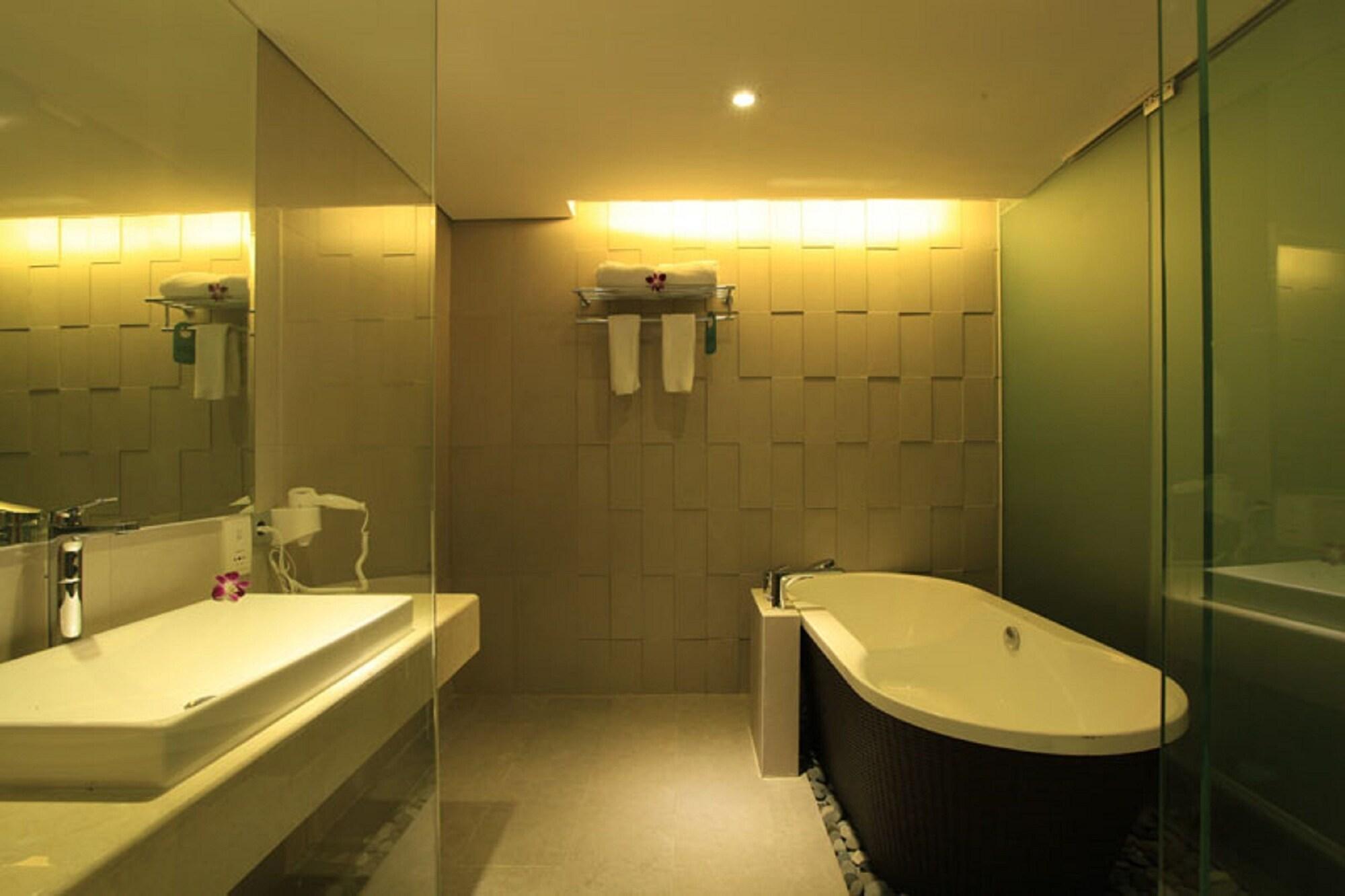Hotel Bedrock Hotel Kuta 4*