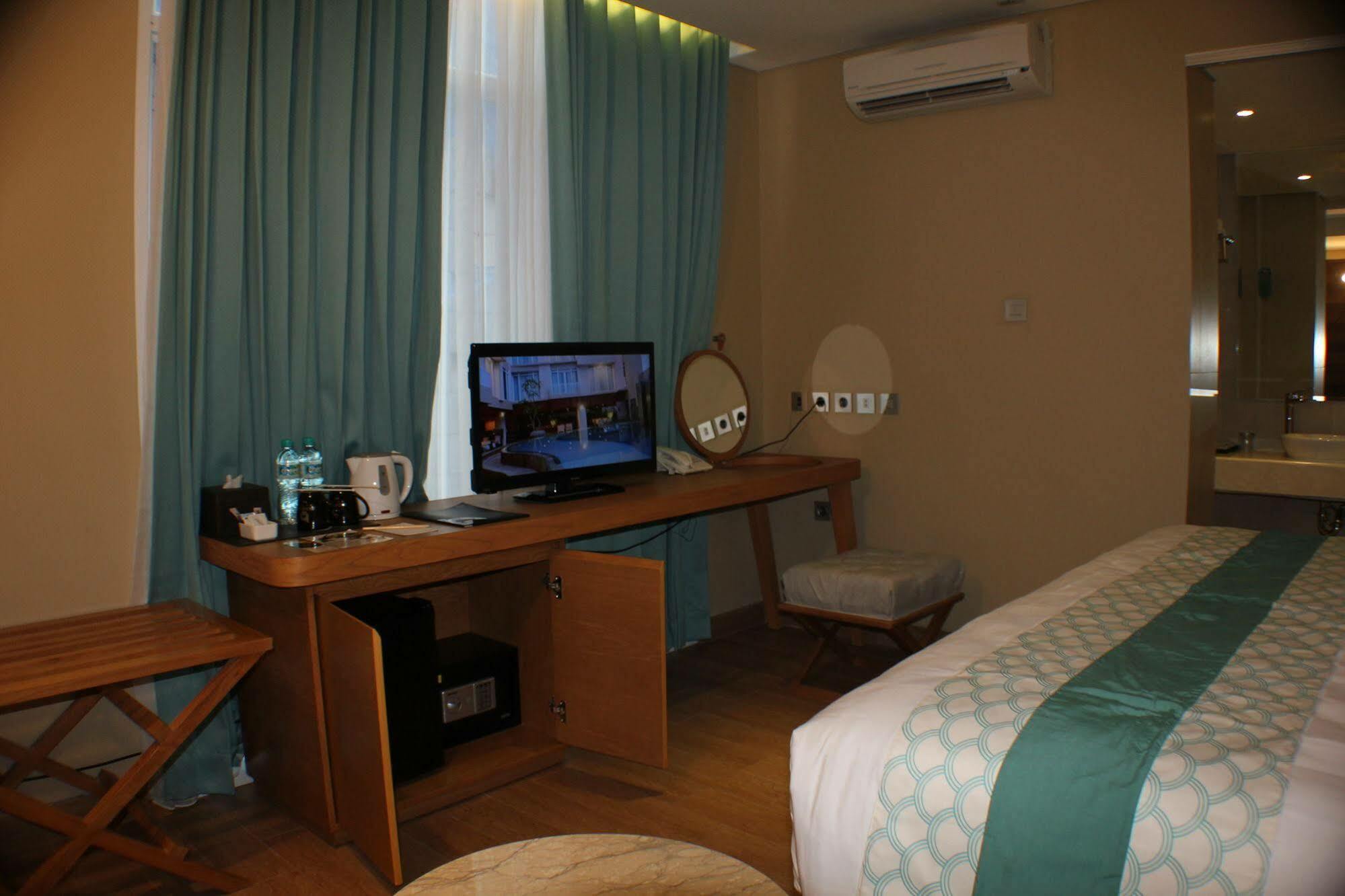 Bedrock Hotel Kuta Hotel 4*