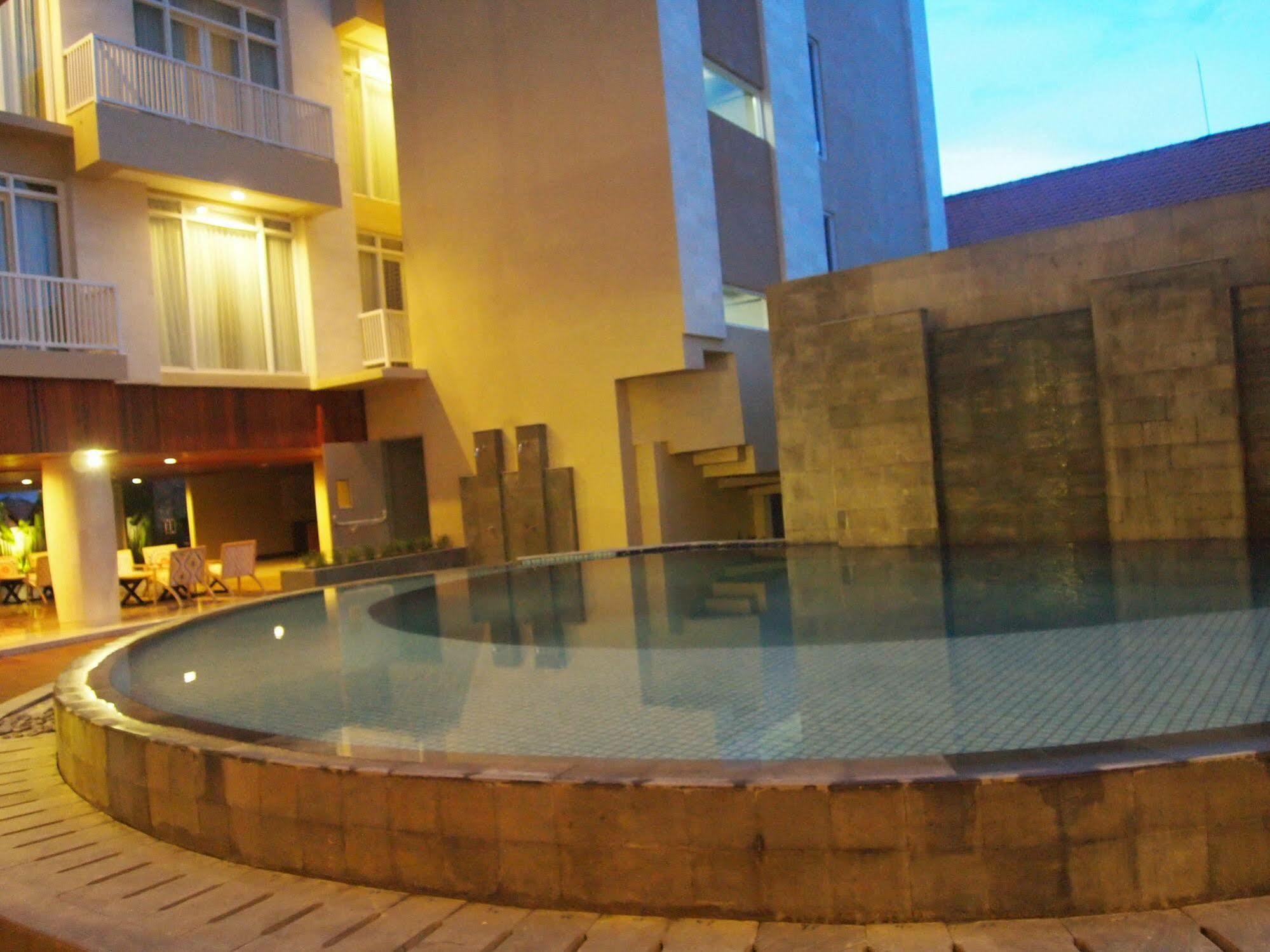 Bedrock Hotel Kuta Hotel 4*
