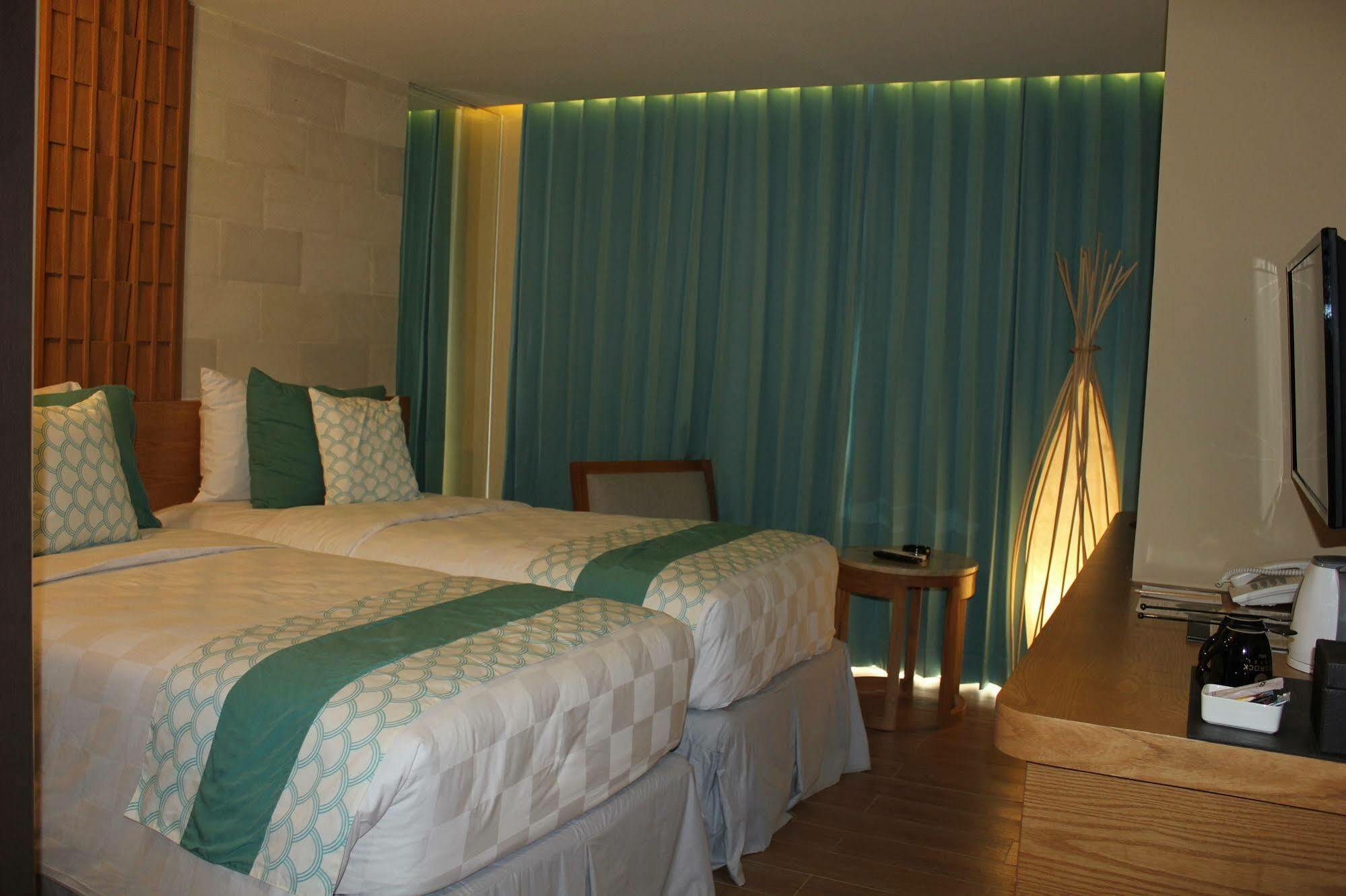 Hotel Bedrock Hotel Kuta 4*