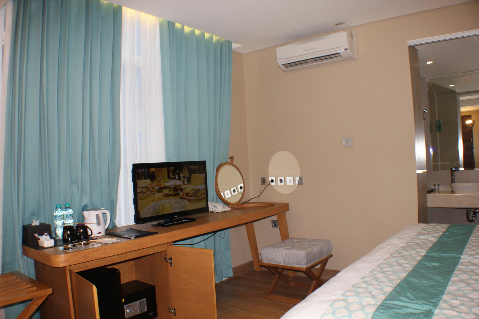 Hotel Bedrock Hotel Kuta 4*